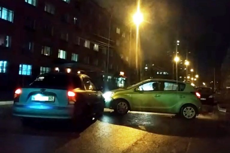 Две легковушки столкнулись на перекрестке проспекта Победы и улицы 15 лет Октября в Твери