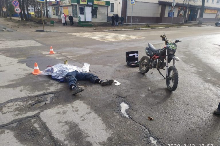 В Ржеве погиб мотоциклист, угодивший под грузовик