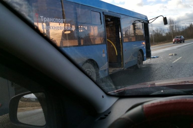 На выезде из Твери столкнулись автобус и Газель