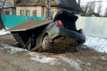 В Твери легковушка снесла остановочный павильон