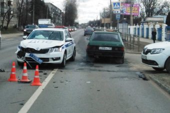 Экипаж ГИБДД преследовал нарушителя в Твери и врезался в легковушку