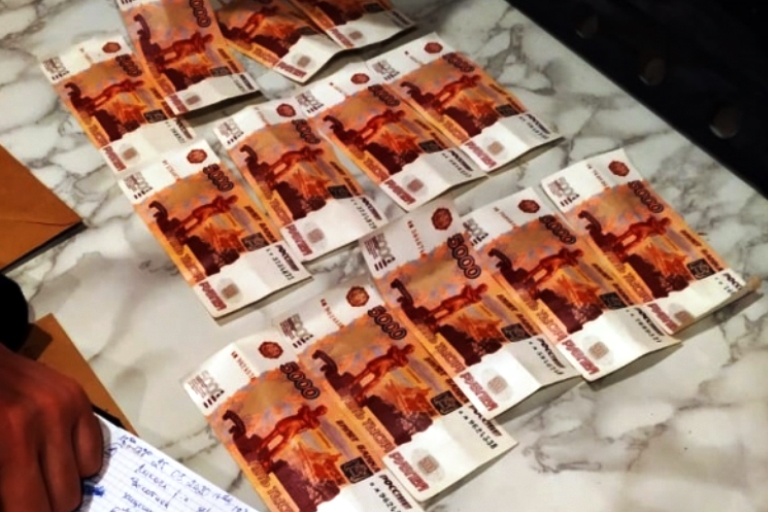 В Тверской области мужчина загрузил в банкомат 230 тысяч рублей из Банка приколов под видом настоящих