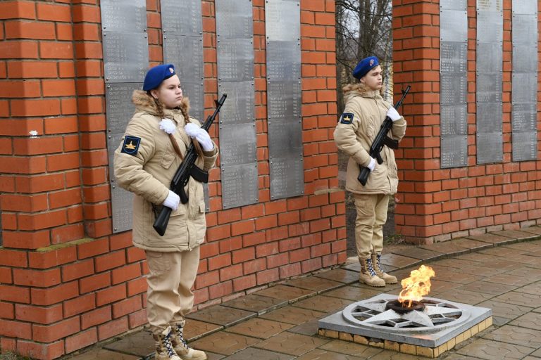 Губернатор Тверской области возложил цветы к мемориалу на Аллее Памяти 