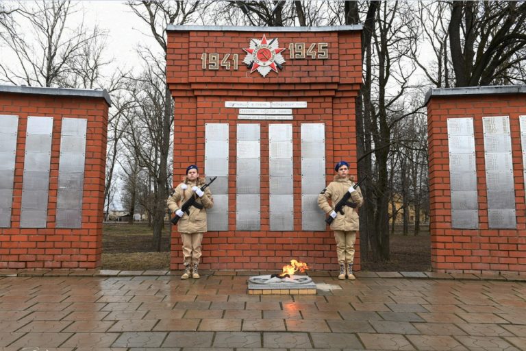 Губернатор Тверской области возложил цветы к мемориалу на Аллее Памяти 