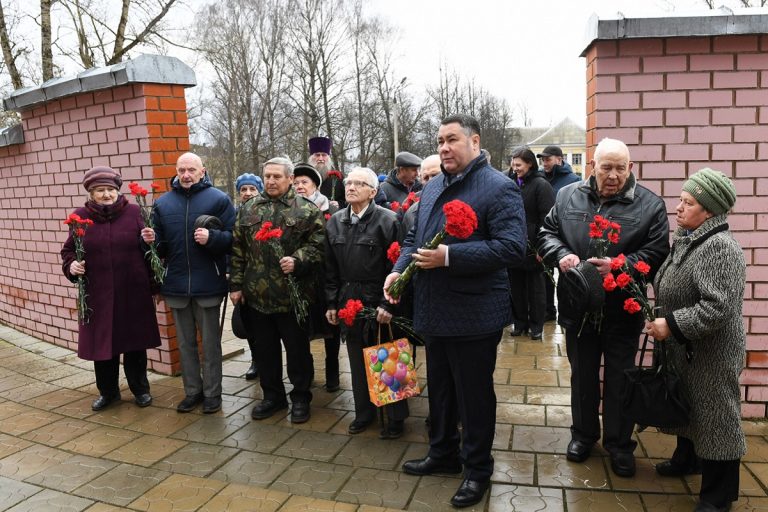 Губернатор Тверской области возложил цветы к мемориалу на Аллее Памяти 