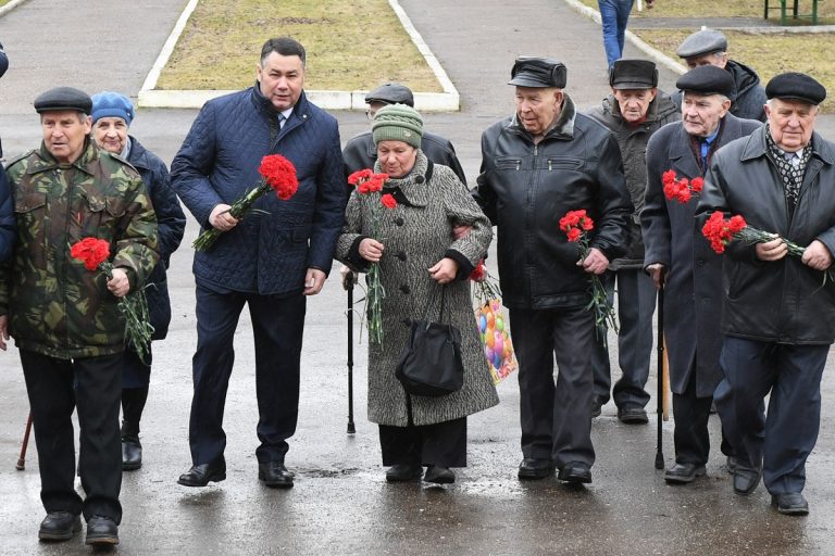 Губернатор Тверской области возложил цветы к мемориалу на Аллее Памяти 