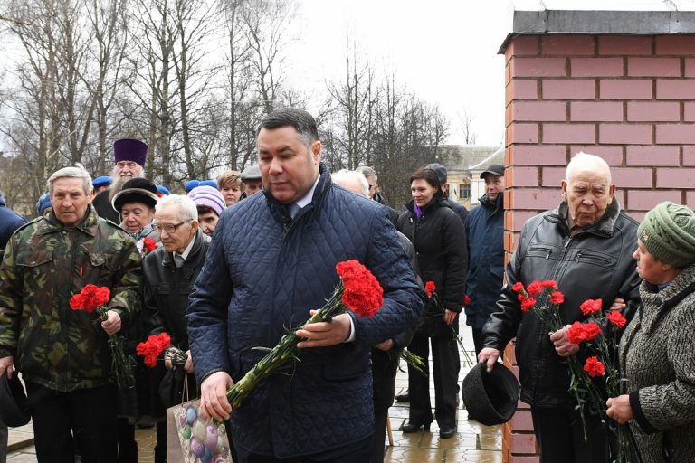 Губернатор Тверской области возложил цветы к мемориалу на Аллее Памяти 