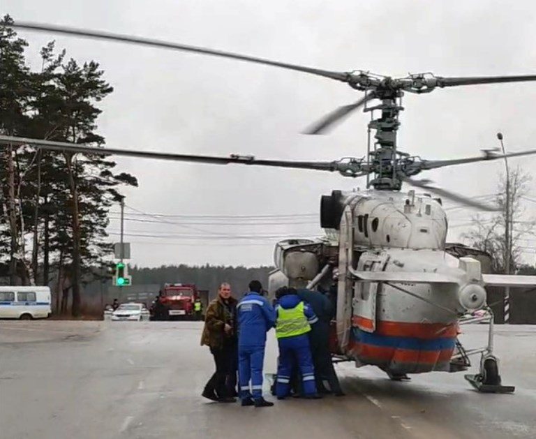 В Тверской области на М-10 столкнулись три грузовика, пострадавших эвакуировали на вертолете