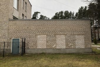 В Осташковском округе школьник упал с крыши В Осташковском округе школьник упал с крыши