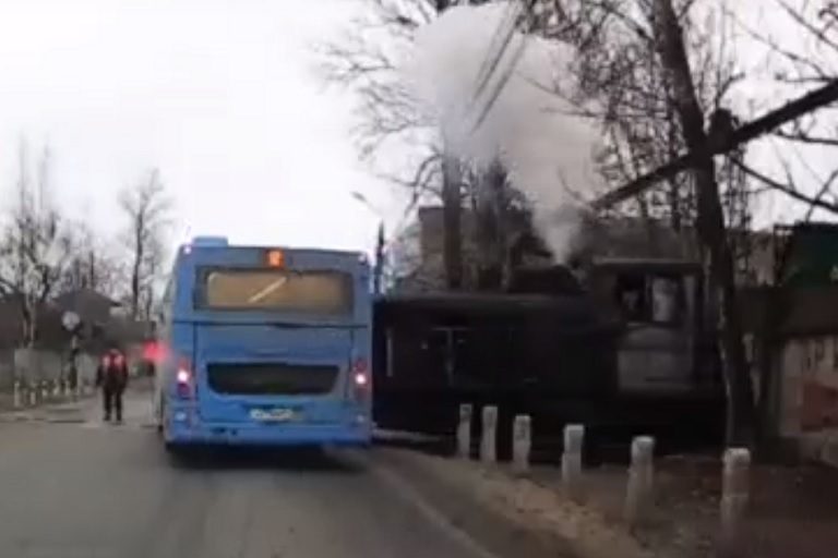 В Твери водитель подставил автобус под удар тепловоза 