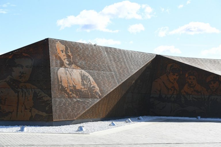 Работа над Ржевским памятником должна закончиться 15 апреля