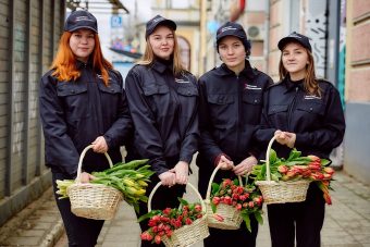 В Твери пассажиркам автобусов дарили цветы