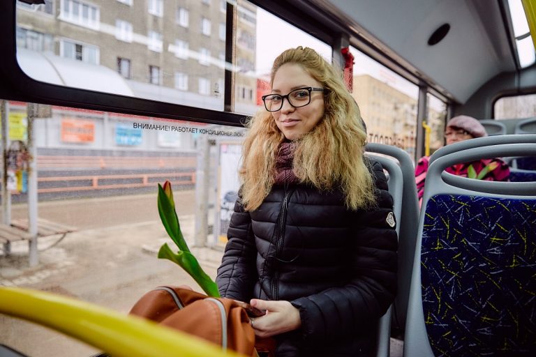 В Твери пассажиркам автобусов дарили цветы