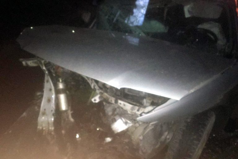 Ночью в Твери водитель Mazda протаранил пешеходное ограждение и попал в реанимацию в бессознательном состоянии
