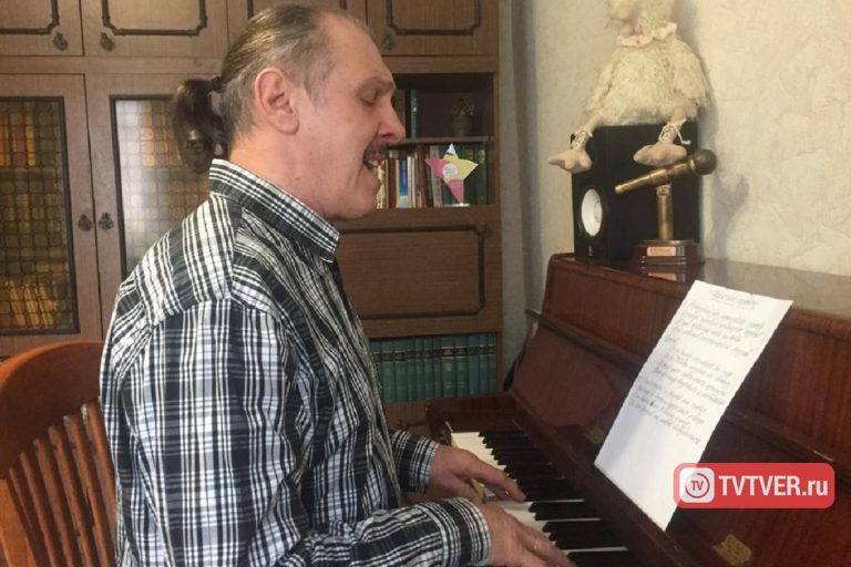 Тверской певец и композитор Александр Евдокимов оттачивает песни в самоизоляции и поет для всех