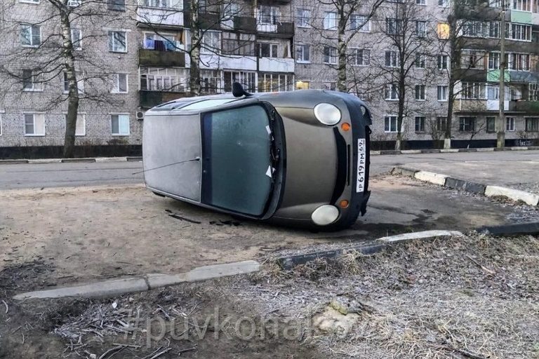 В Конакове неизвестные прокололи колеса на нескольких автомобилях
