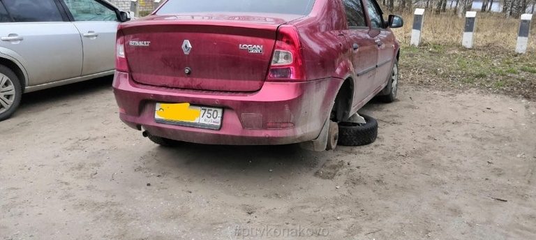 В Конакове неизвестные прокололи колеса на нескольких автомобилях