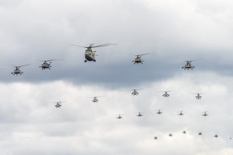 Военные вертолеты из Тверской области репетируют Парад Победы под Москвой