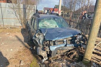 Под Тверью легковушка с пьяным водителем протаранила забор