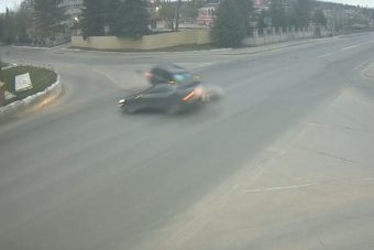 На пустом перекрестке в центре Ржева столкнулись две легковушки