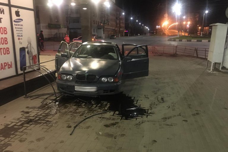 В Твери иномарка протаранила пешеходное ограждение и вылетела на тротуар