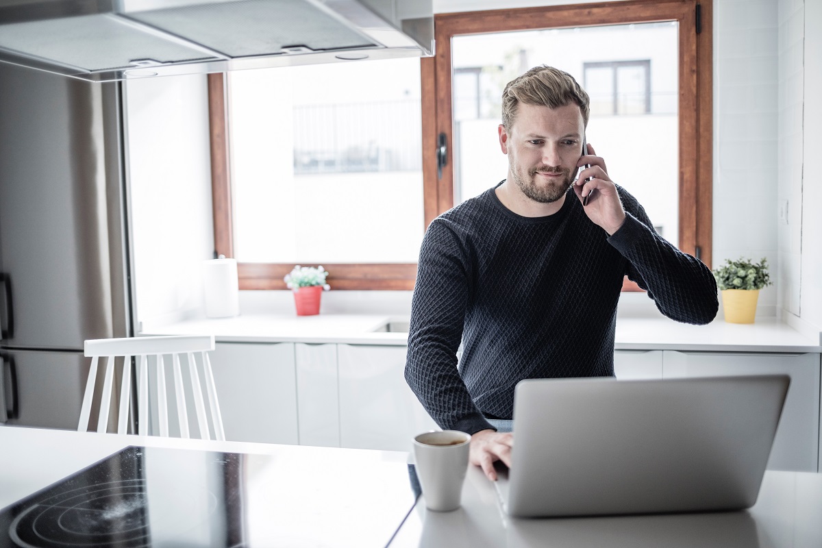 Российский врач дал совет офисным работникам по сохранению спины