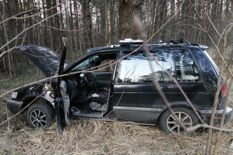 Два человека пострадали в перевернувшейся легковушке в Тверской области