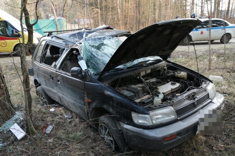 Два человека пострадали в перевернувшейся легковушке в Тверской области