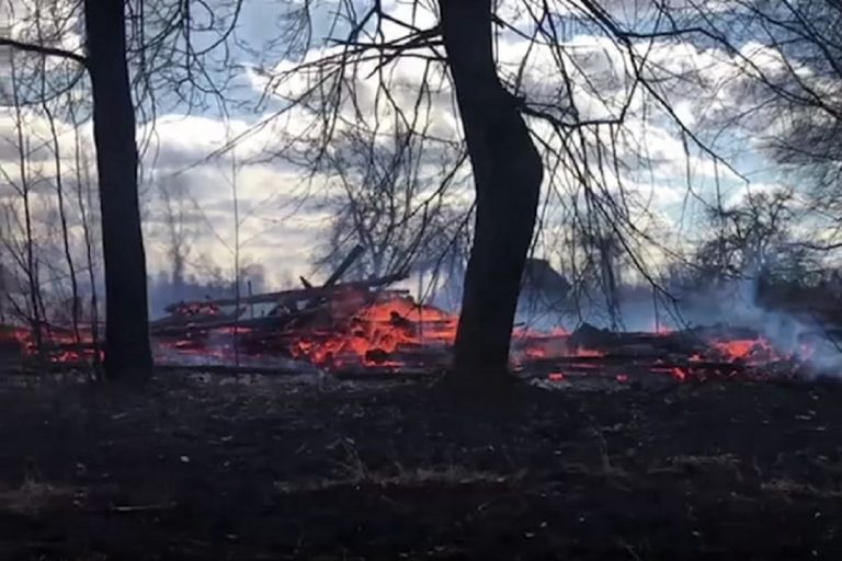 В деревне под Бежецком произошел масштабный пожар