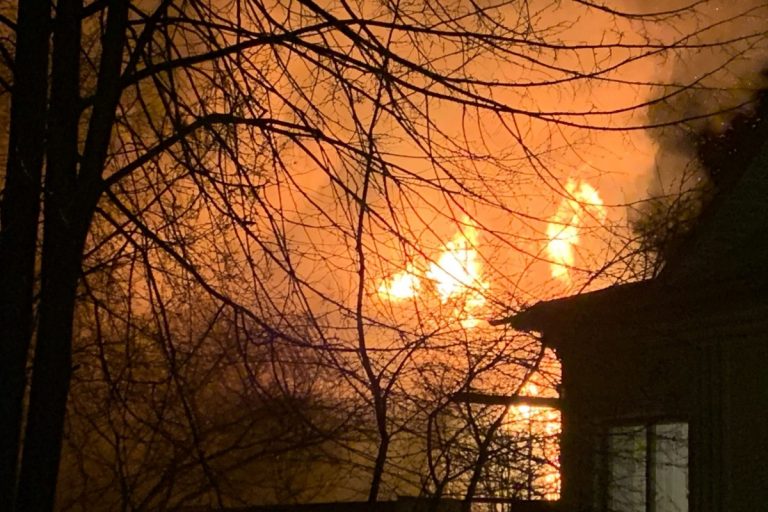В Заволжском районе Твери ночью полыхал частный дом