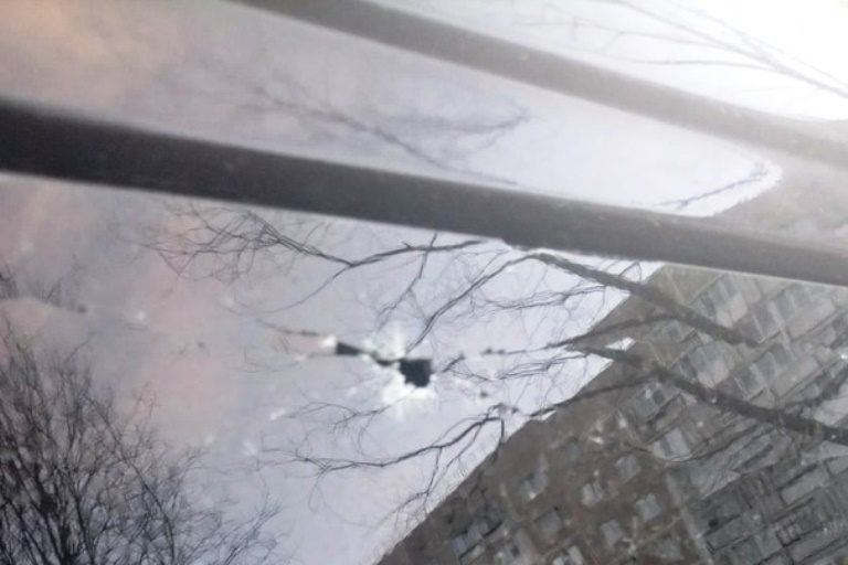 В Твери неизвестный прострелил окно микроавтобуса, который перевозил пассажиров В Твери неизвестный прострелил окно микроавтобуса, который перевозил пассажиров