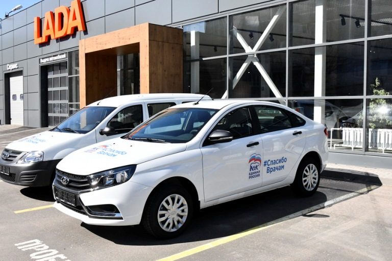 «Единая Россия» подарила два автомобиля «Лада» Тверской станции скорой медицинской помощи