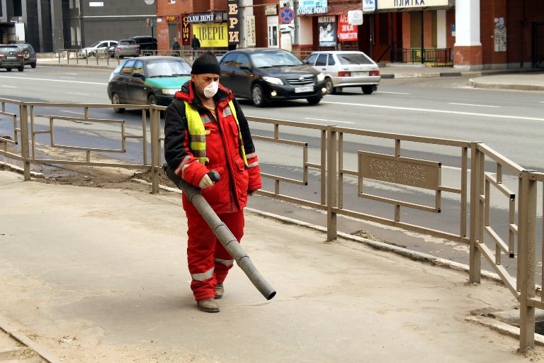 В Твери убирают смёт и дезинфицируют дороги