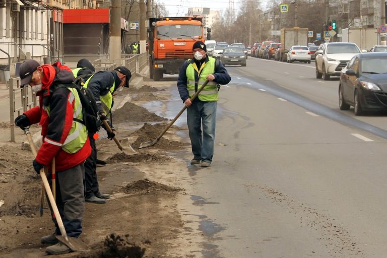 В Твери убирают смёт и дезинфицируют дороги