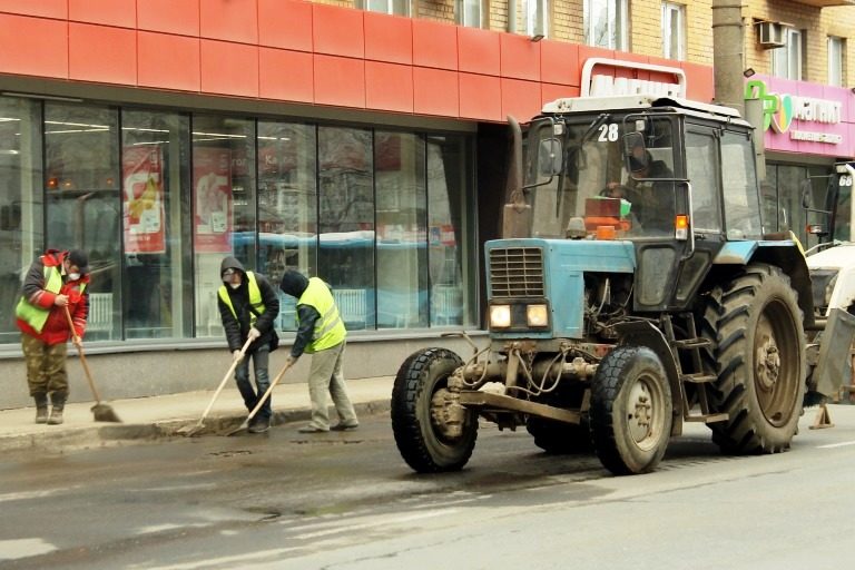 В Твери убирают смёт и дезинфицируют дороги
