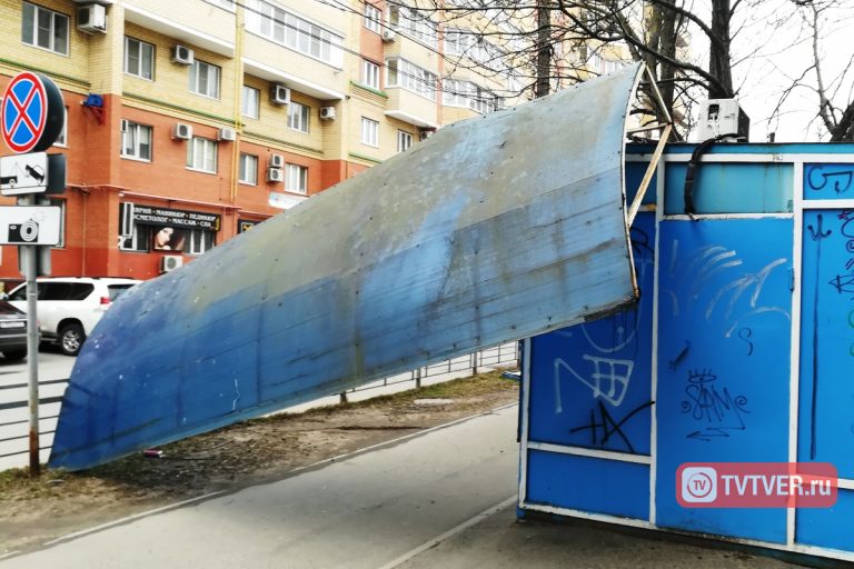 В центре Твери ураганным ветром сорвало крышу торгового павильона
