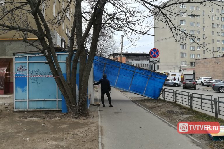 В центре Твери ураганным ветром сорвало крышу торгового павильона