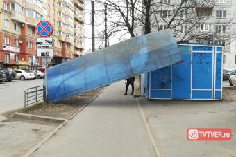 В центре Твери ураганным ветром сорвало крышу торгового павильона