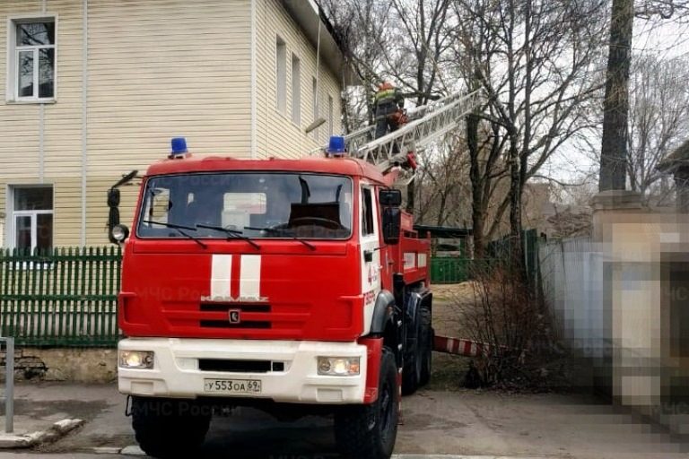 Ветки, рухнувшие на крышу детского сада в Твери, пришлось убирать спасателям