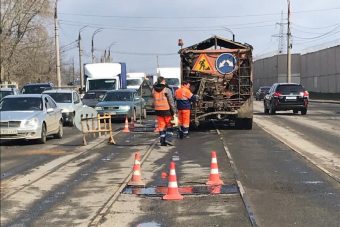 В Твери продолжается ямочный ремонт дорог