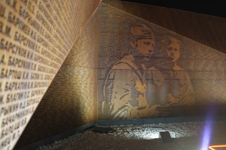 Опубликованы ночные фото ржевского мемориала Советскому солдату с подсветкой