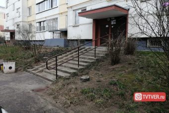 В Твери мужчина выпал из окна и погиб