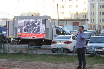 В Твери жители одного двора, выйдя на балконы, спели песню «День Победы»