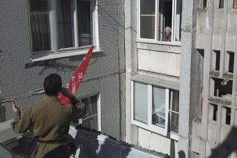 В Твери для ветерана ВОВ исполнили «Катюшу», поднявшись на автовышке МЧС до пятого этажа