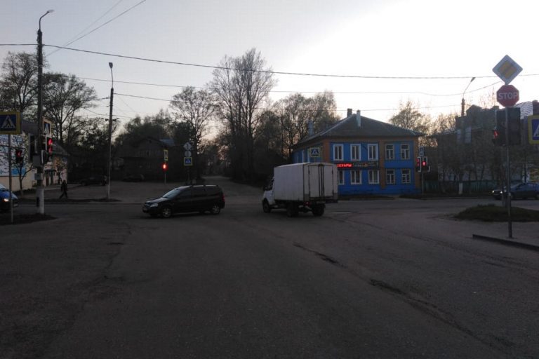 В Тверской области легковушка врезалась в дом после столкновения с другим автомобилем