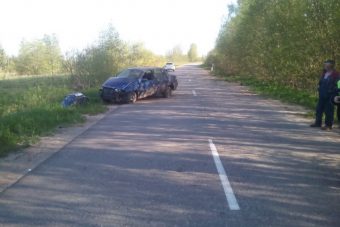 В Бологовском районе перевернулась легковушка
