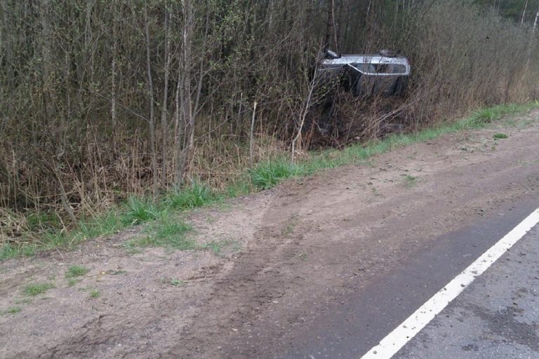 Под Кимрами вылетел в кювет кроссовер