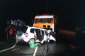 На М-9 в Тверской области столкнулись легковушка и КамАЗ