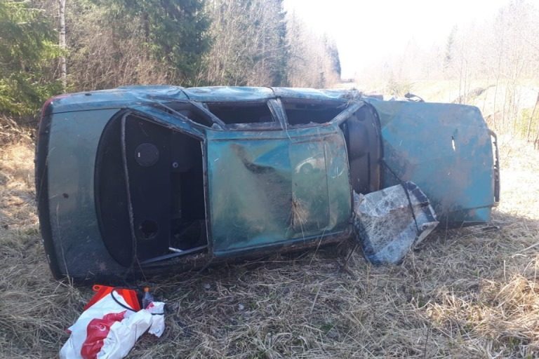 В Тверской области перевернулся автомобиль, водитель госпитализирован