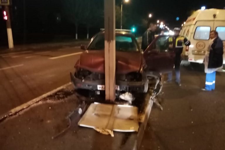 В Твери на Октябрьском проспекте легковушка врезалась в столб